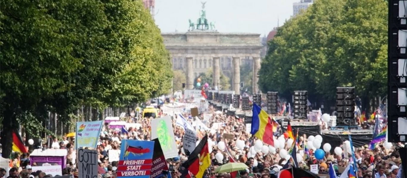 Μαζικές διαδηλώσεις σε όλη την Ευρώπη κατά των μέτρων για τον κορωνοϊό: «Να τελειώσει η ιατρική τυραννία» (βίντεο)